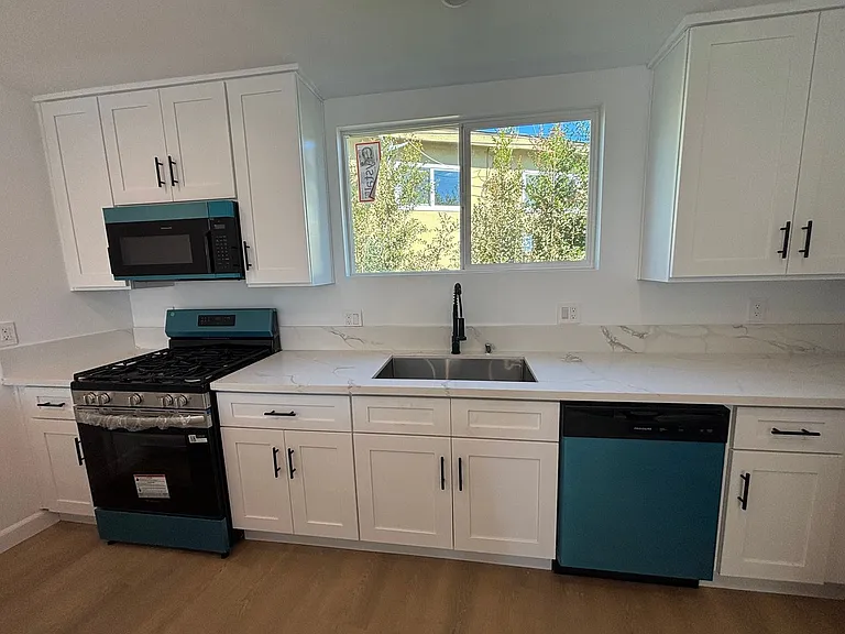 2280 S Barrington Ave — Photo 13