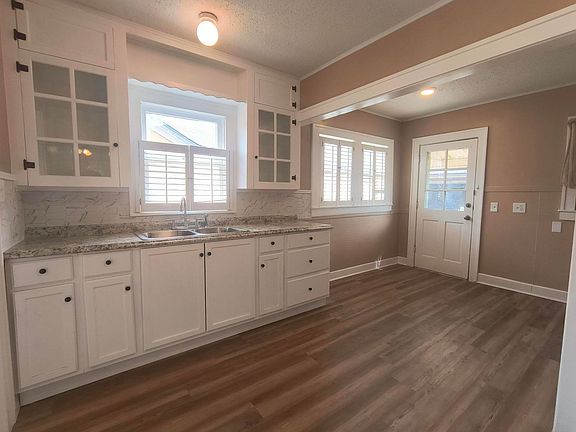 2nd image of 2425 Waco St