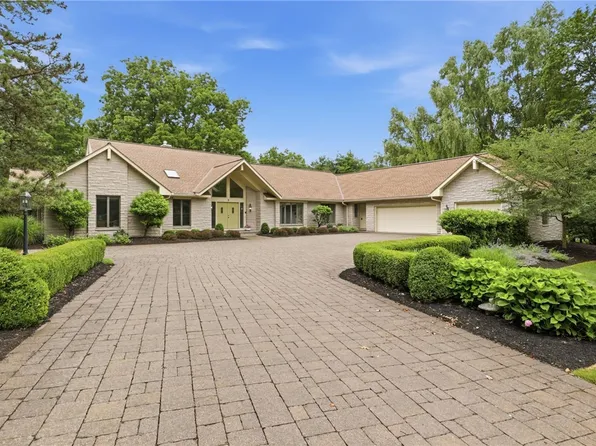 9 Pine Acres Dr, Rochester, NY 14618
