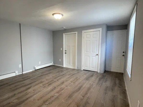 156 Austin St APT 1, Worcester, MA 01609