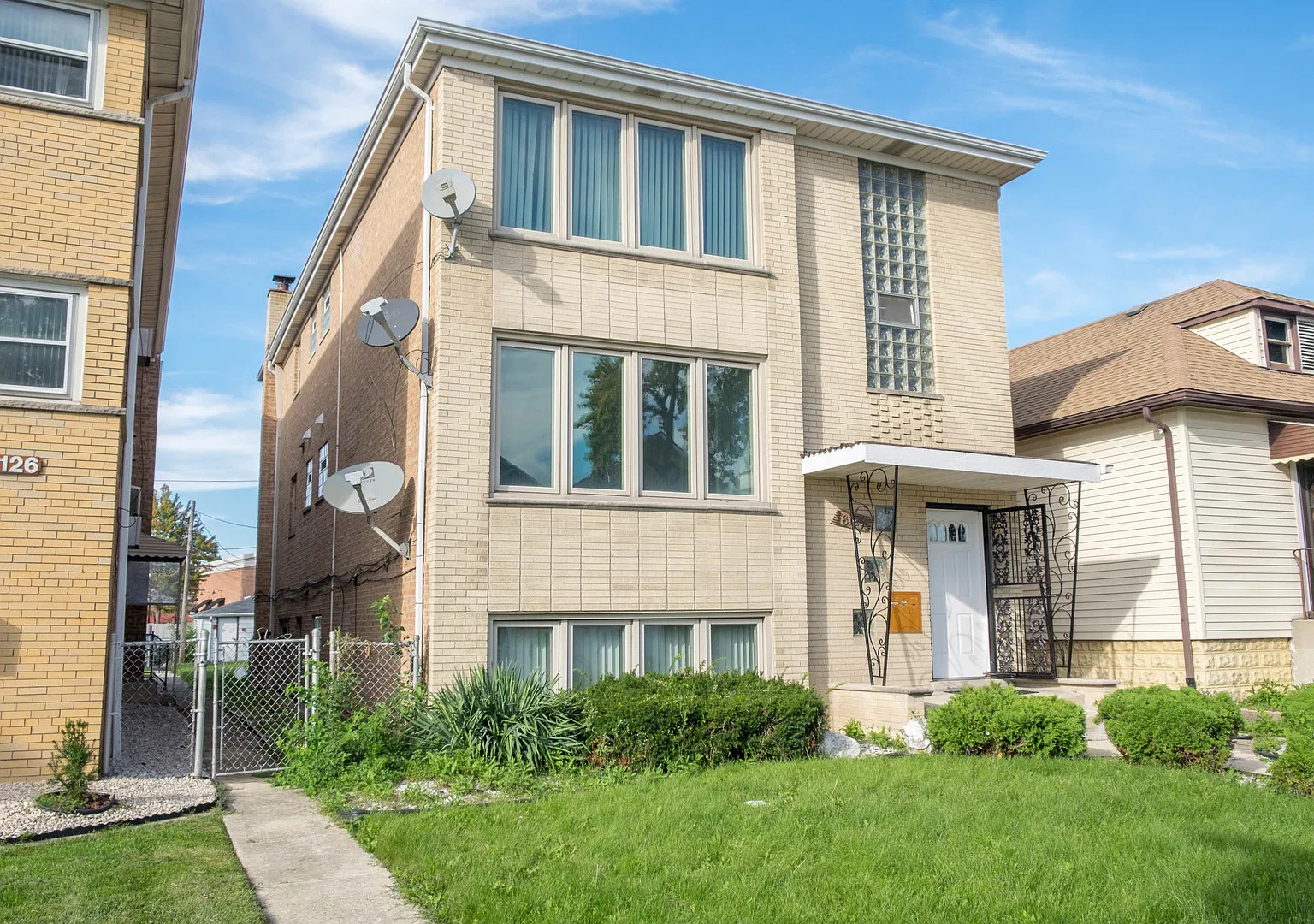 3 bed, 1.5 bath, 1200 sqft, $2,000 — Photo 1