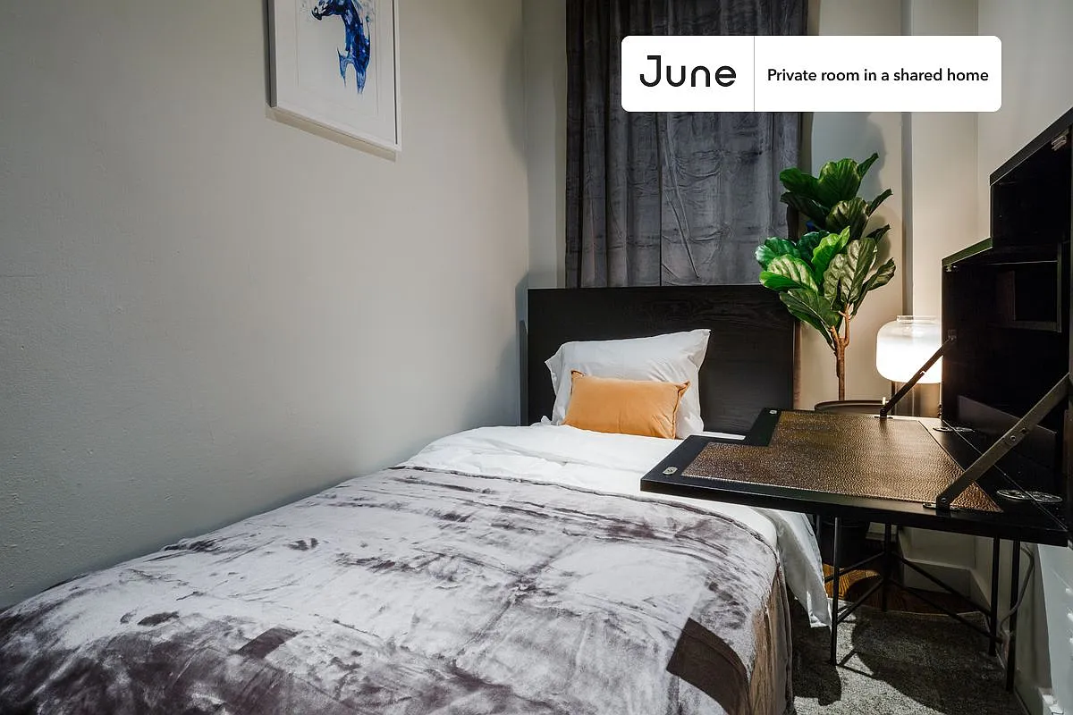 Full bedroom in 4 bed/2 bath home in Upper East Side #158 B — Photo 1