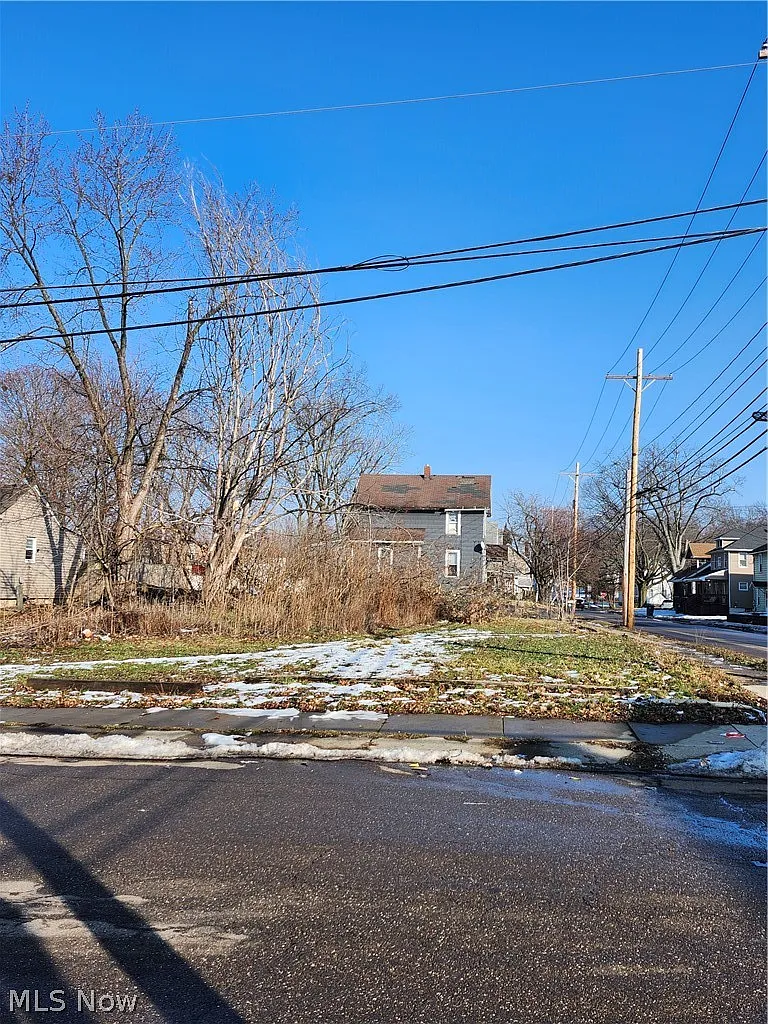 281 E Thornton St photo 1