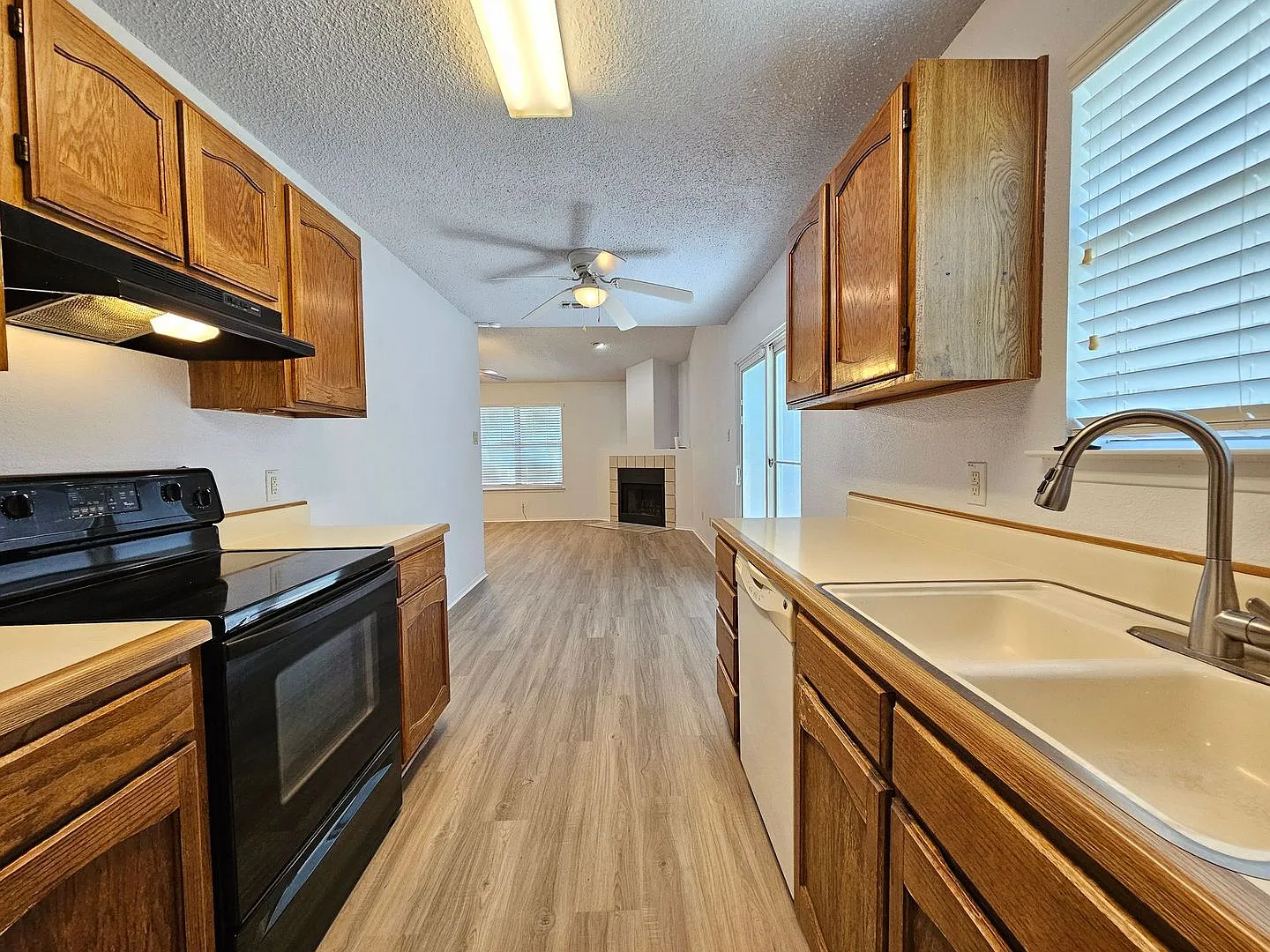 Huge Rent Reduction & Ready For Move-In! — Photo 4