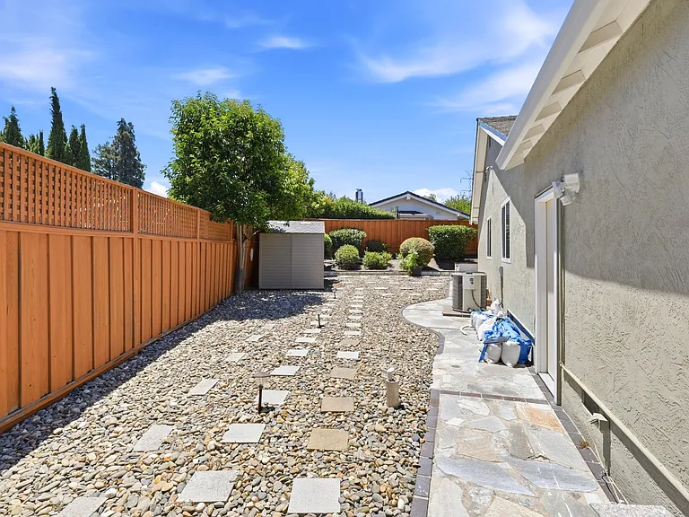 325 Goshen Ct — Photo 34