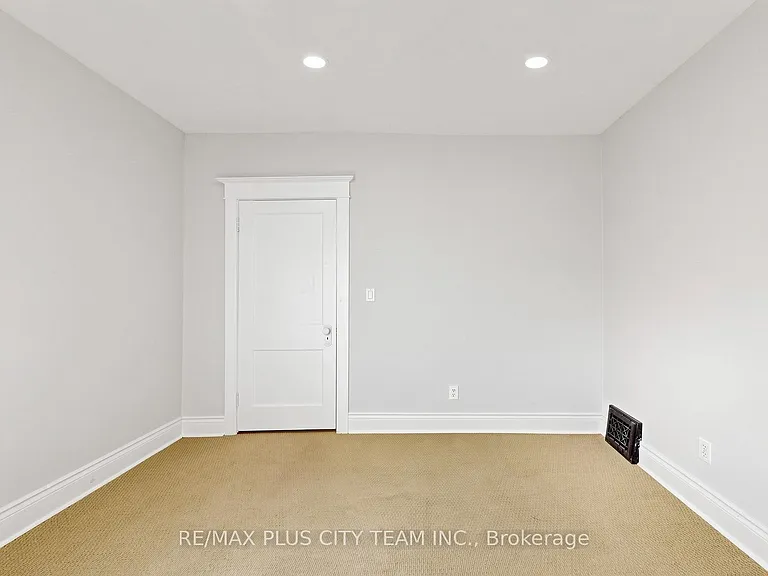 402 Woodbine Ave — Photo 17