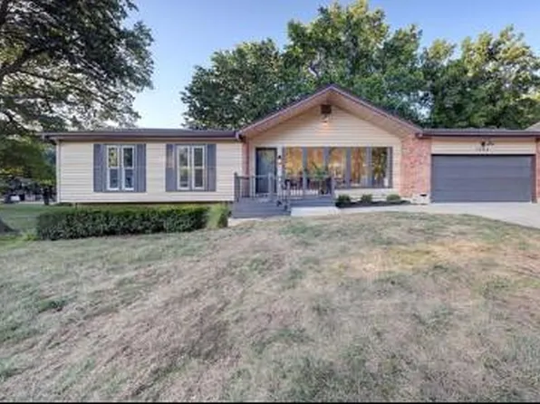 1004 SE 2nd St, Lees Summit, MO 64063