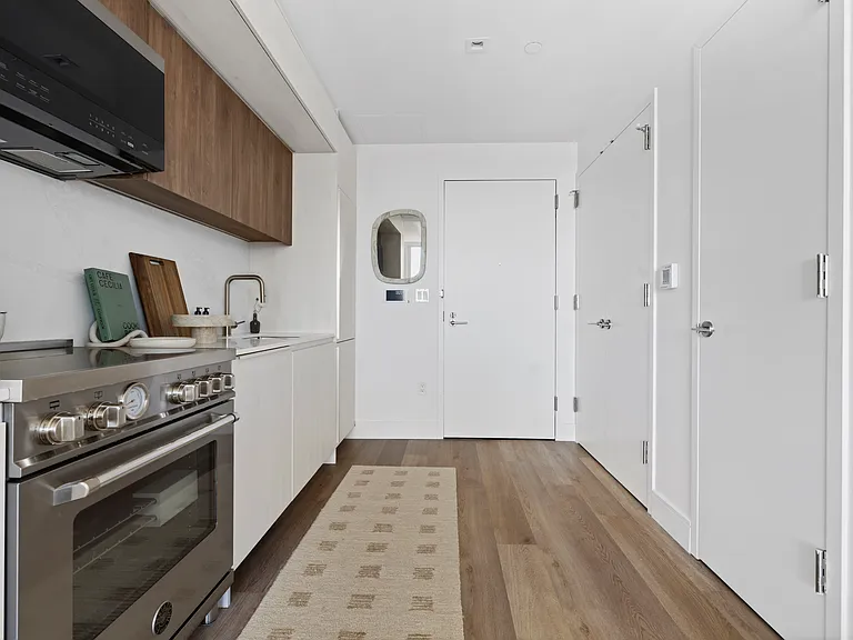 644 E 14th St #610 — Photo 3