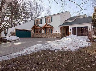 17 Oak Park Ct, Bettendorf, IA