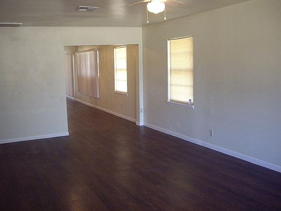 4th image of 2102 Oaks Dr