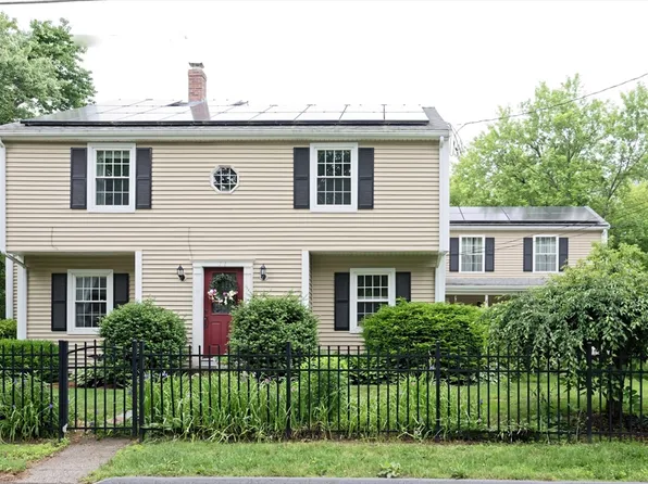 11 Maple St, Medway, MA 02053