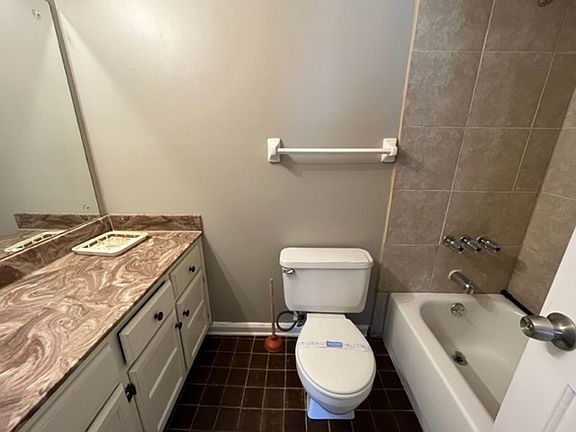 5th image of 933 Woodburne Pl