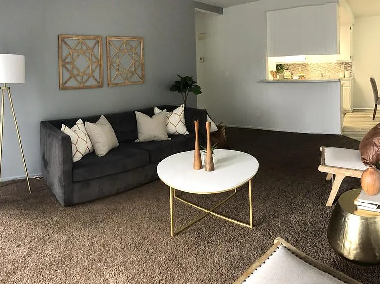Goodmanor Apartments — Photo 10