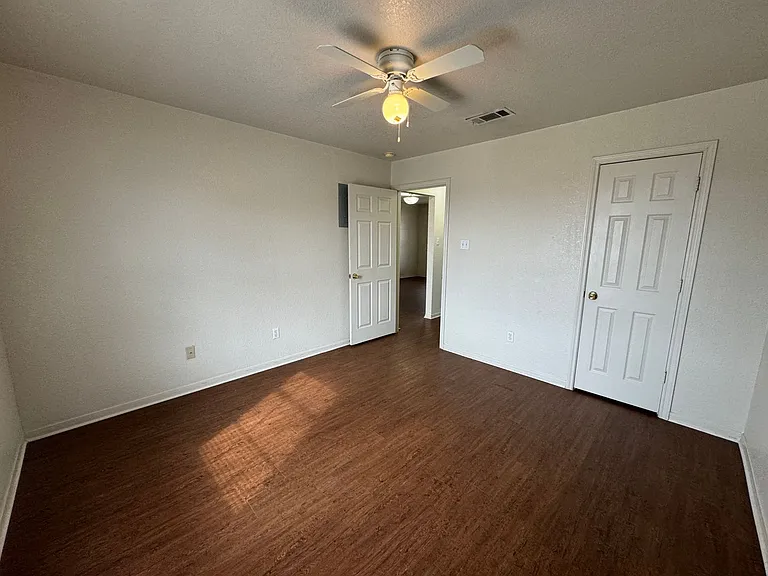3301 Barcelona Dr — Photo 13