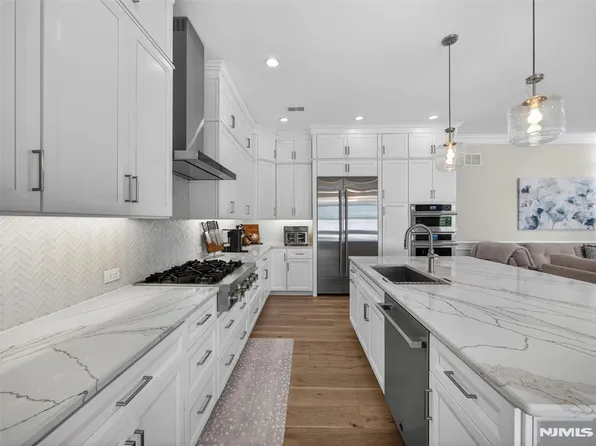 19 Woodmont Cir, River Vale, NJ 07675