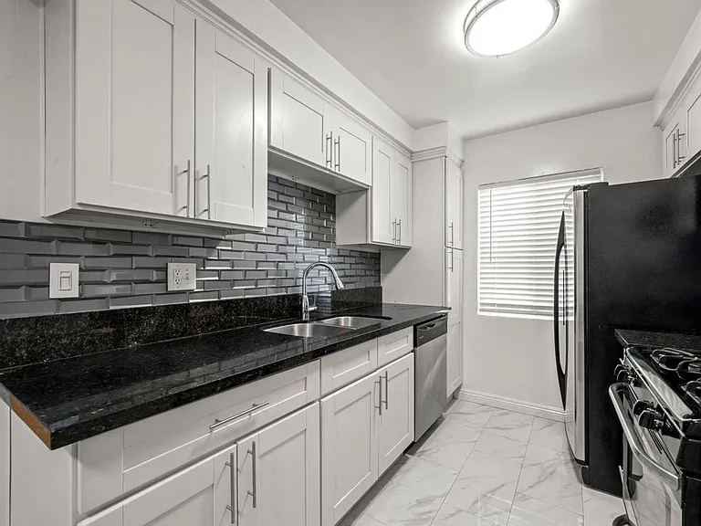 607 N Flores St — Photo 3
