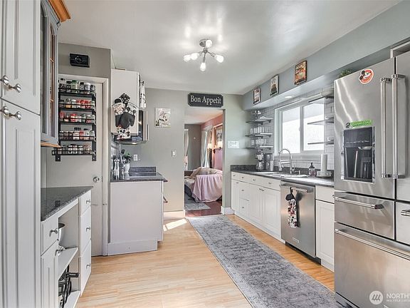 4th image of 424 2nd Street NW