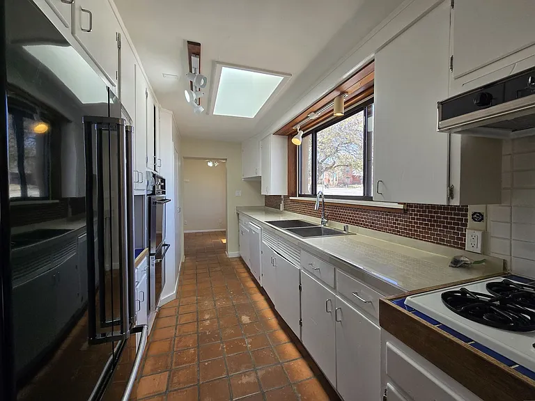 4557 Trinity Dr — Photo 12