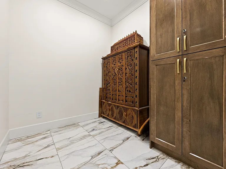 953 Jarvis St — Photo 10