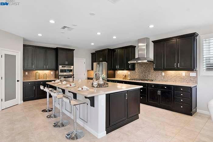 1st image of 625 W Huntington Ave