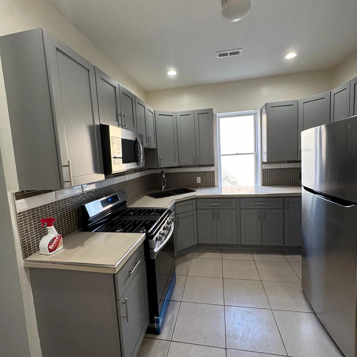4 bed, 1.5 bath, 2506 sqft, $1,700 — Photo 2