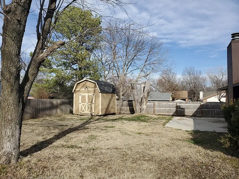 1108 W Durham St S — Photo 17