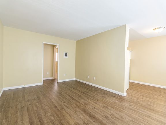 3rd image of 5752-58 Riley St #5756-1/2