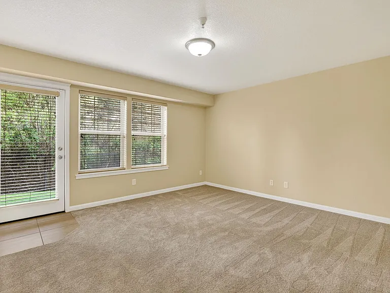 308-394 SW Eastman Pkwy — Photo 28