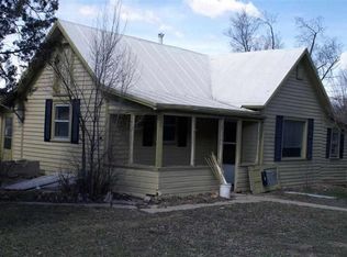 442 S 4th St, Hot Springs, SD 57747