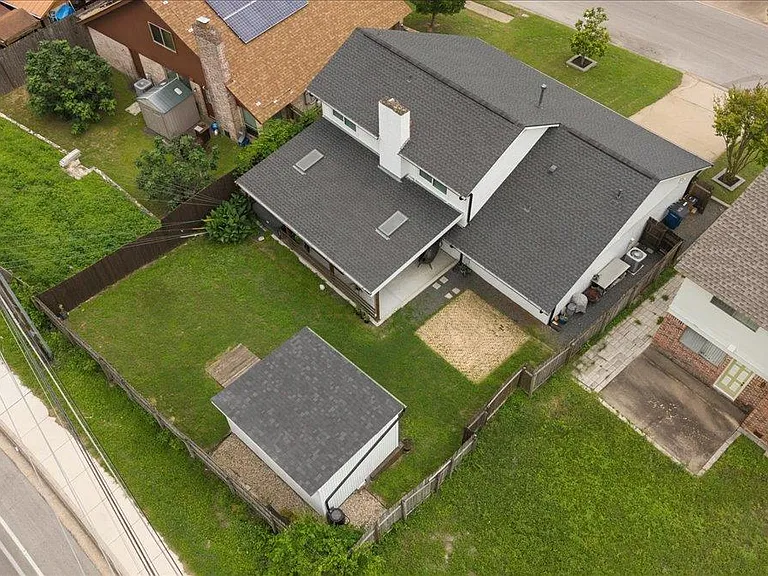 208 Skyloop Dr — Photo 29
