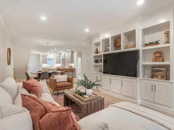165 Cambridge Rd #10, Woburn, MA 01801