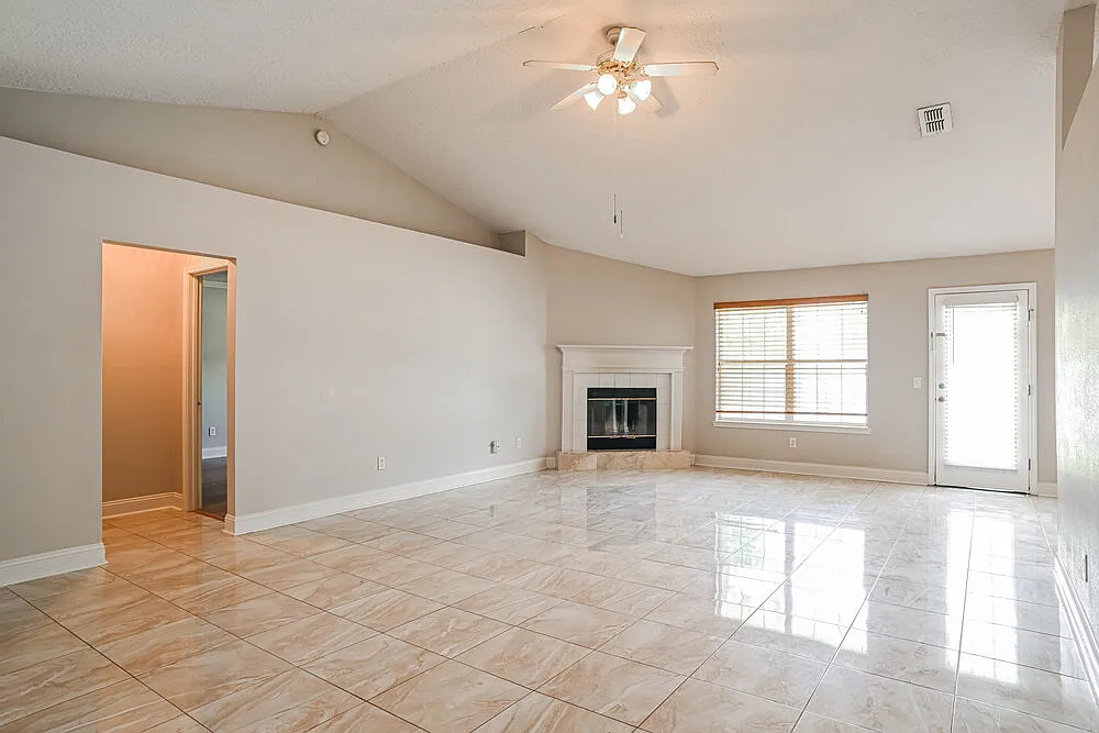 4 bed, 2.0 bath, 2534 sqft, $2,620 — Photo 3