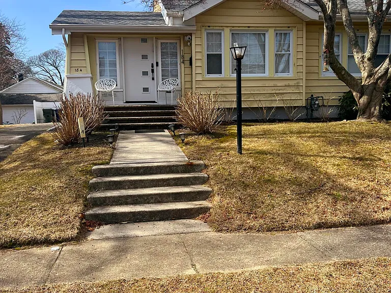 184 Ridgewood Ave — Photo 1