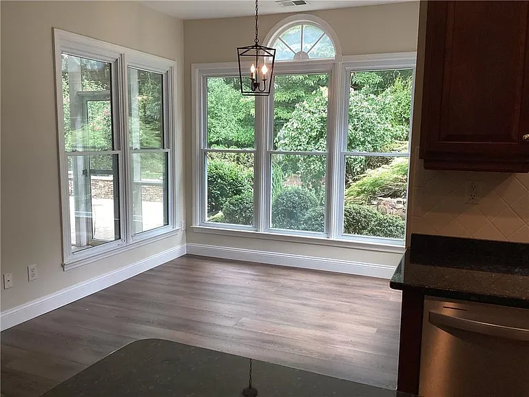 402 Woodbrook Ct — Photo 3
