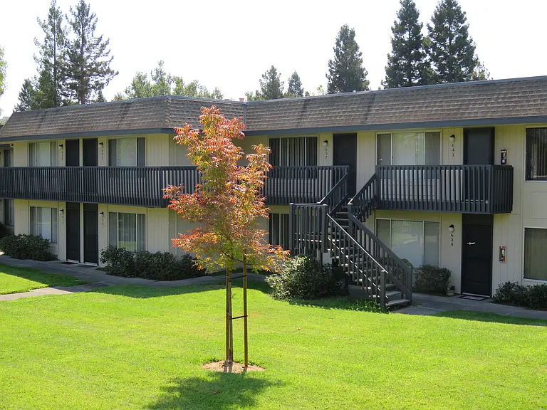GLEN VIEW APARTMENTS — Photo 12