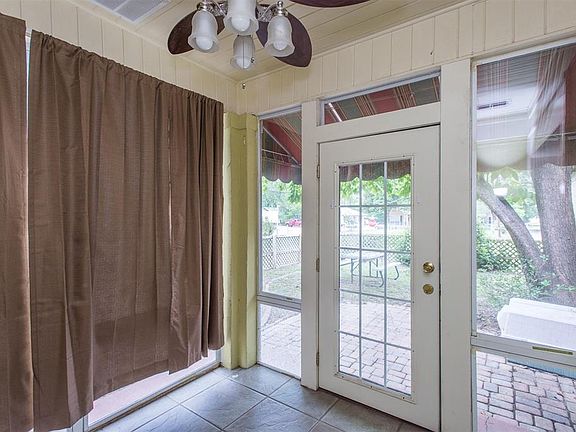 4th image of 300 S Prairieville St