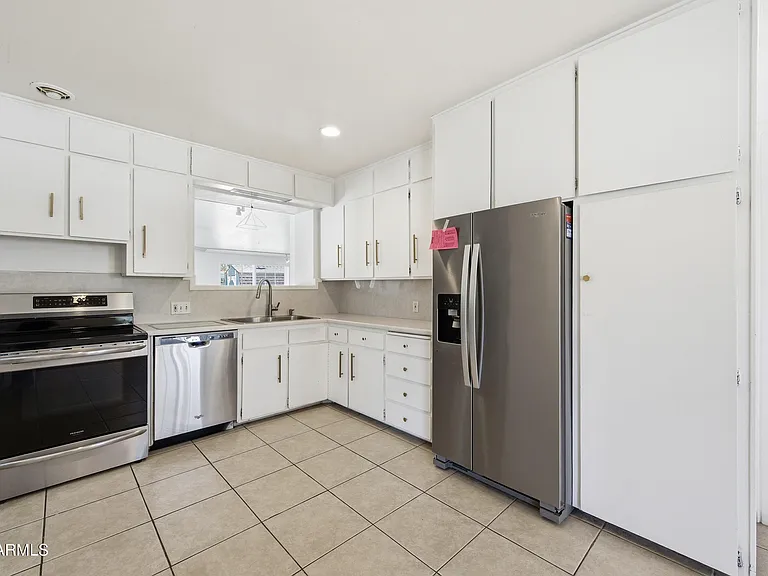 1031 E Vermont Ave — Photo 10