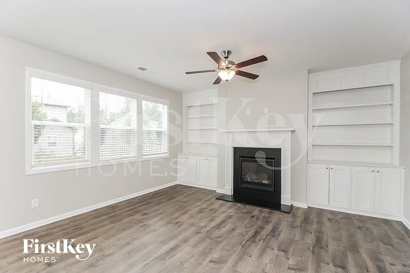 3 bed, 3.5 bath, 2494 sqft, $2,455 — Photo 2