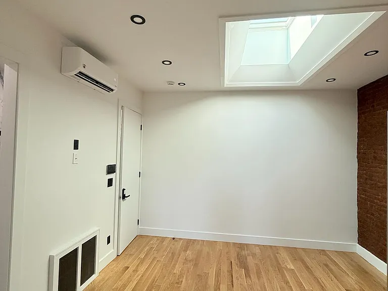 60-82 Catalpa Ave #2B — Photo 3