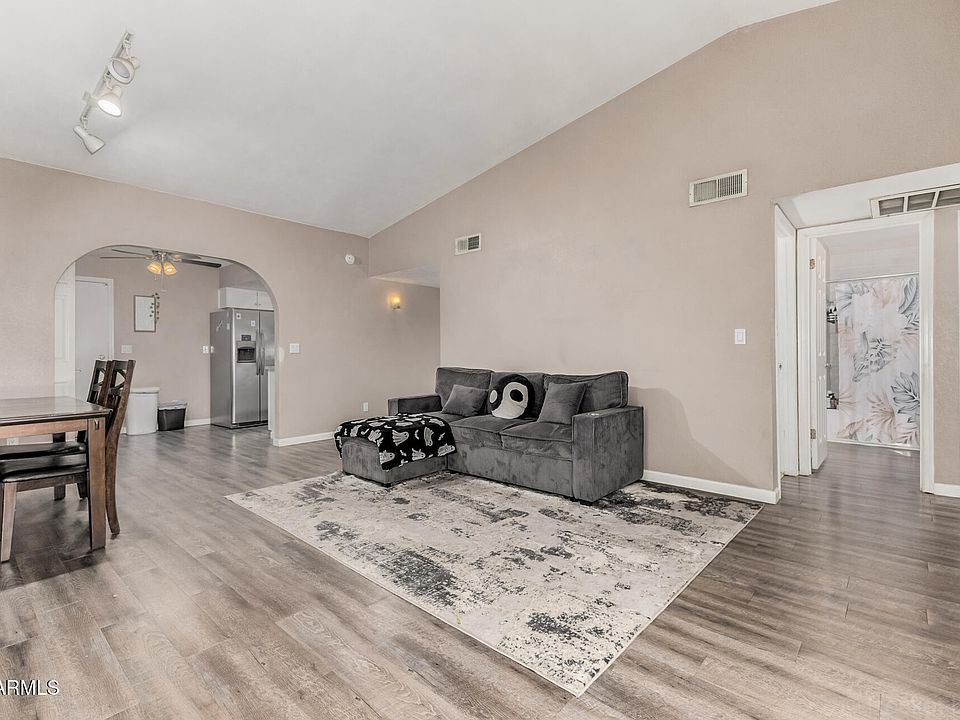 1st image of 2511 W WILLOW Avenue