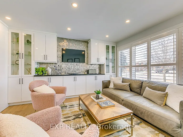 322 Mary St — Photo 7