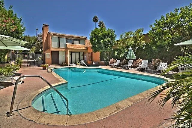 3 bed, 2056 sqft, $5,200 — Photo 3