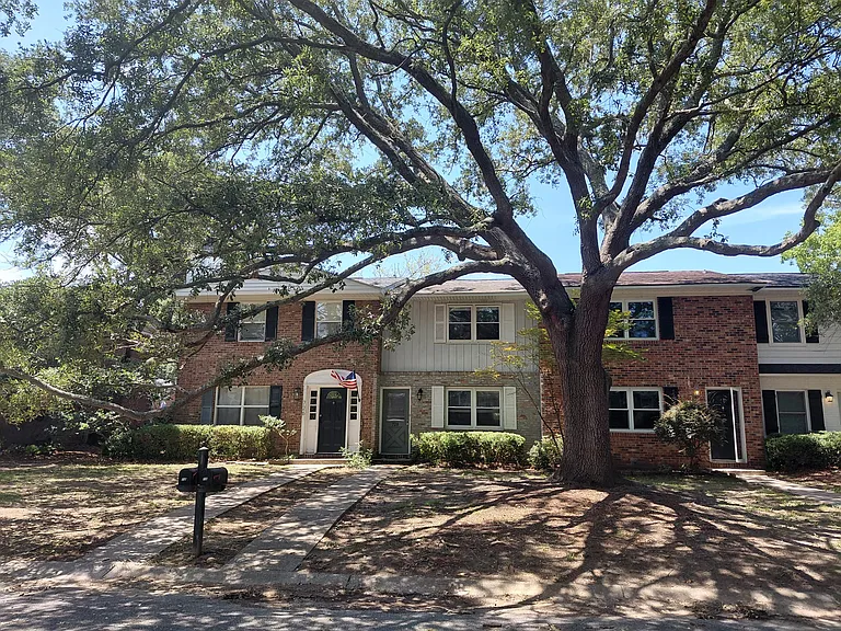728 Harbor Ln — Photo 2