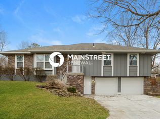 417 NE Colonial Ct, Lees Summit, MO 64064