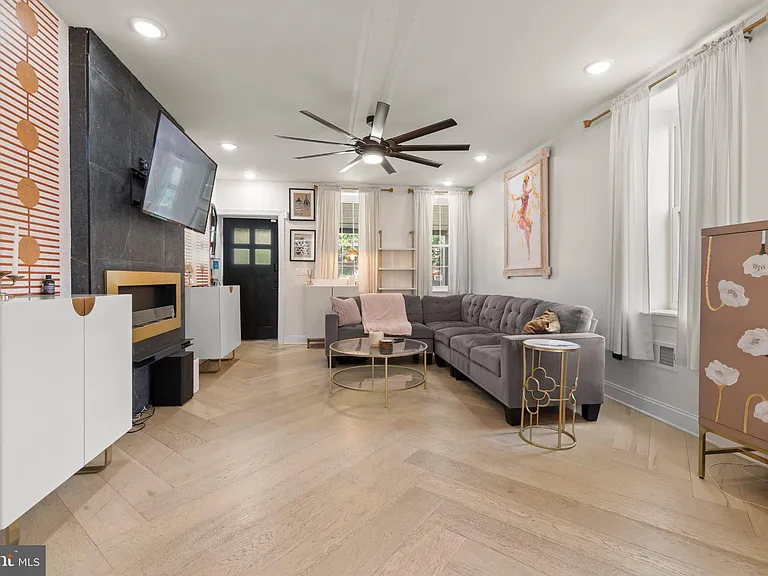 426 W Winona St — Photo 4