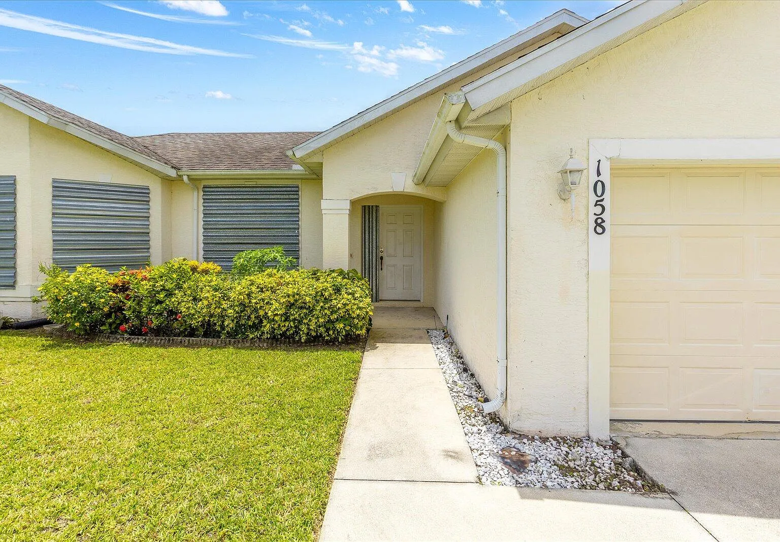 4 bed, 2.0 bath, 1813 sqft, $2,700 — Photo 2