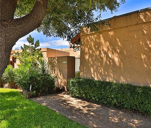 4th image of 47 Tamarisk Cir