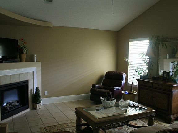 2nd image of 1103 Cobblestone Dr