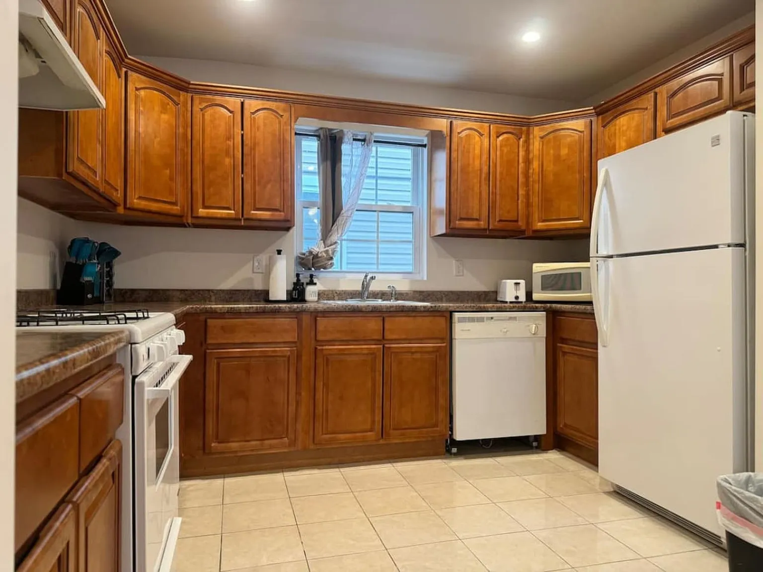 3 bed, 2.0 bath, 1600 sqft, $1,637 — Photo 4