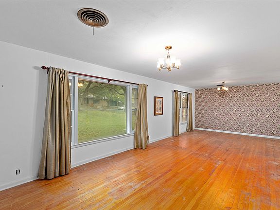 4th image of 3904 Oakdale Dr